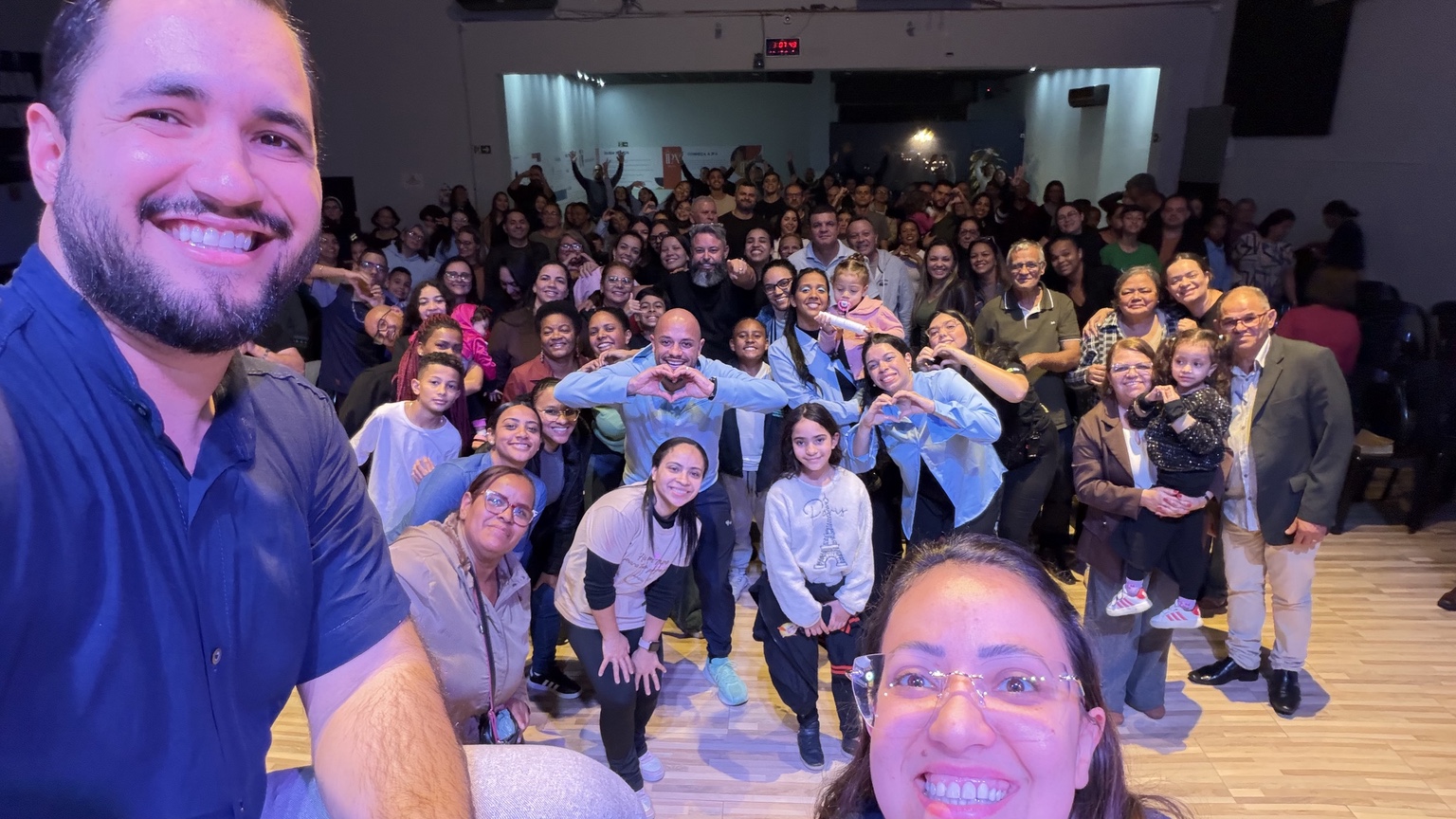 Pr. Marcelo Travagini em selfie com a comunidade da IPA São Paulo